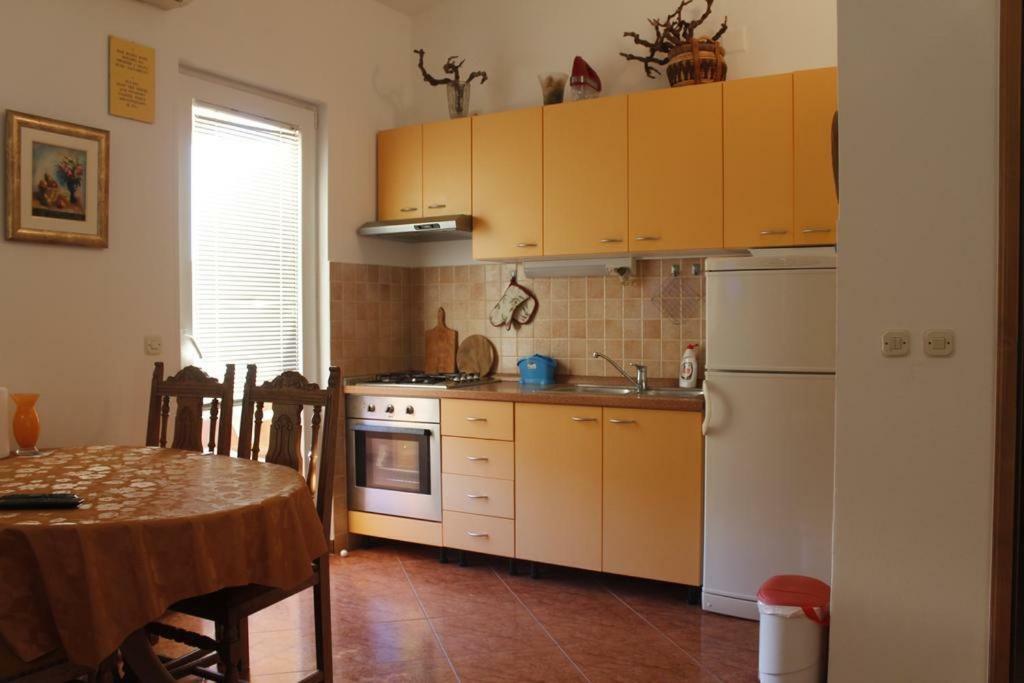 Apartmani Zeljko Metajna Eksteriør bilde